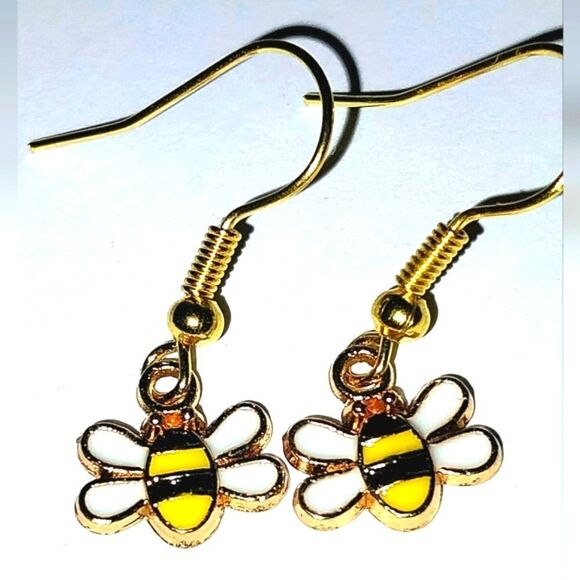 Super cute mini bumble bee earrings for kids and women - Picture 3 of 5